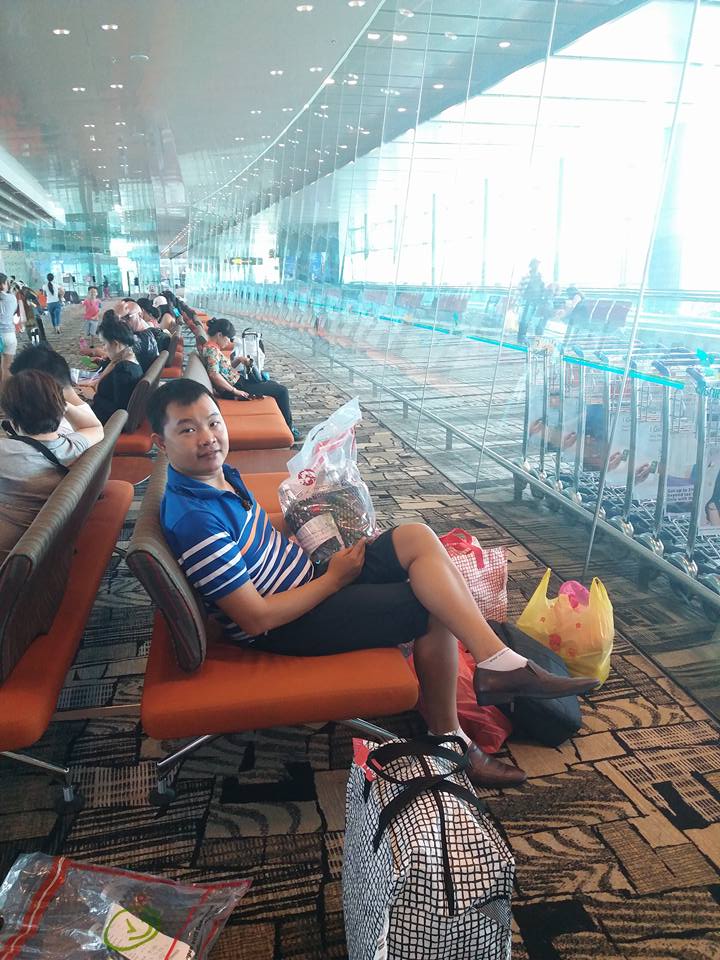 Trần Mạnh Tùng tại sân bay changin singapore