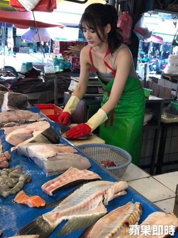 Nữ sinh bán cá